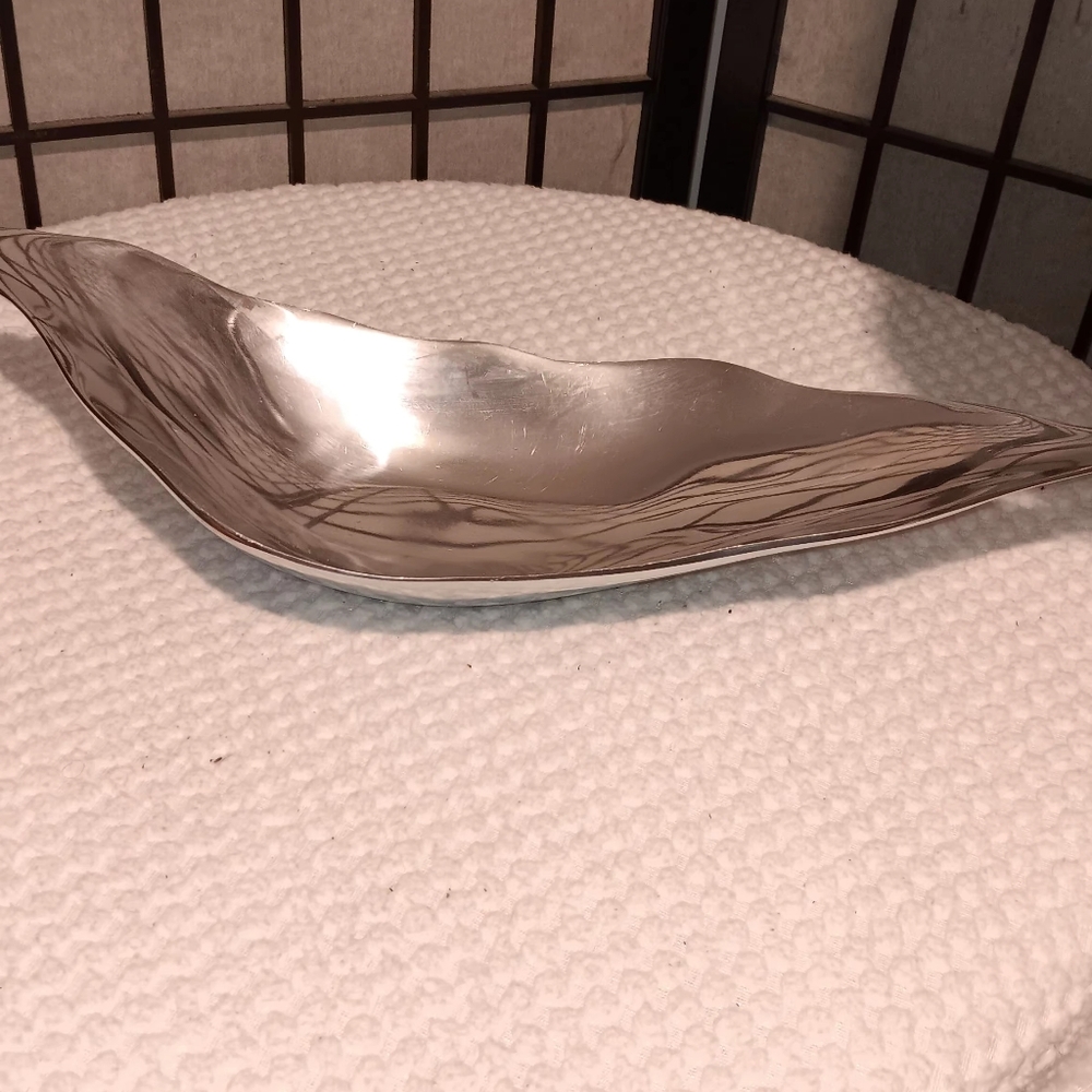 Aluminum leaf shaped bowl - Picture 2 of 5